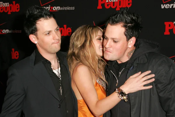 Joel madden med hilary duff på tonåringens 4: e årliga artister i år party, element, hollywood, ca 11-22-05 — Stockfoto