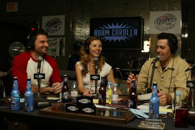 adam carolla radyo programında kayıt canlı