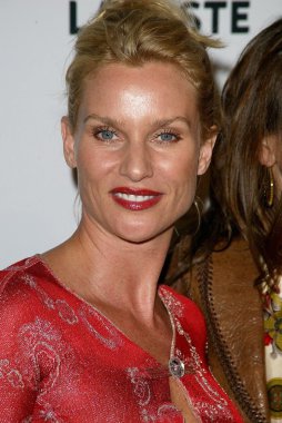 ünlü bir açılışa polos özelleştirilmiş