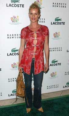 ünlü bir açılışa polos özelleştirilmiş