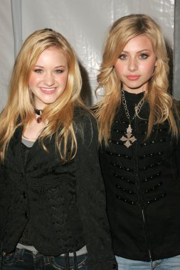 Alyson Michalka, Amanda Michalka