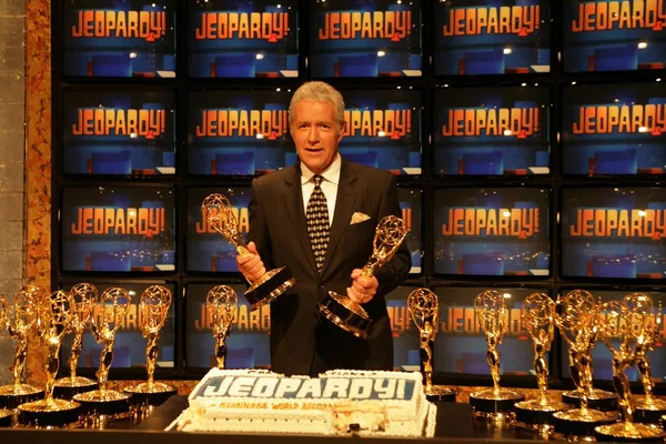 Alex trebek vid ceremonin för att skriva in jeopardy i guinness rekordbok för att vara game show med de flesta emmy awards. Sony studios, culver city, ca. 11-01-05 — Stockfoto