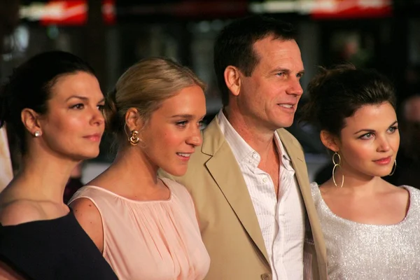 Jeanne Tripplehorn y Chloe Sevigny con Bill Paxton y Ginnifer Goodwin — Foto de Stock