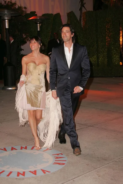 Adrien Brody et son ami à la Vanity Fair Oscar Party 2006. Mortons, West Hollywood, Californie. 03-05-06 — Photo