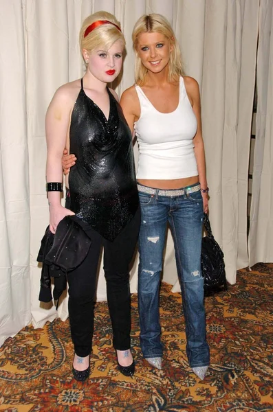 Kelly Osbourne e Tara Reid arrivano alla sfilata di moda 2 B Free Fall 2006. Regent Beverly Wilshire, Los Angeles, CA. 03-17-06 — Foto Stock