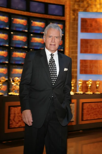 Alex trebek w ceremonii wejściem zagrożona w guinness world records za teleturnieju większość nagród emmy. Sony studios, culver city, ca. 11-01-05 — Zdjęcie stockowe