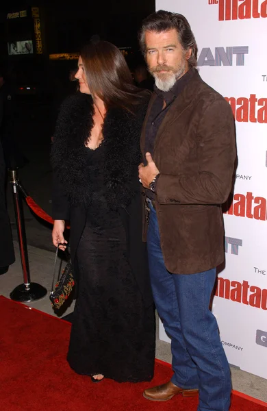 Keely Shaye Smith and Pierce Brosnan at the premiere of The Matador, Westwood Crest Theatre, Westwood, CA 12-11-05 — Stock Photo, Image