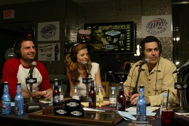 adam carolla radyo programında kayıt canlı