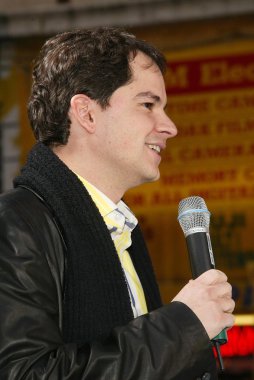 kırmızı halı üzerinde 