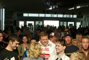 adam carolla radyo programında kayıt canlı