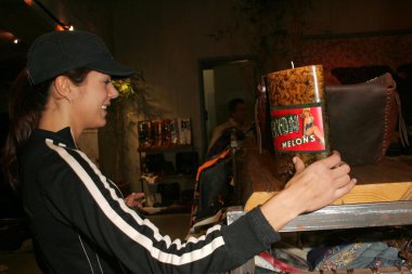 Adrianne curry antik denim giyim üzerinde çalışıyor. West hollywood, ca. 12-08-05