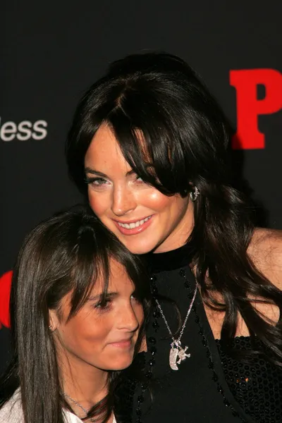 Lindsay Lohan y su hermana Aliana — Foto de Stock