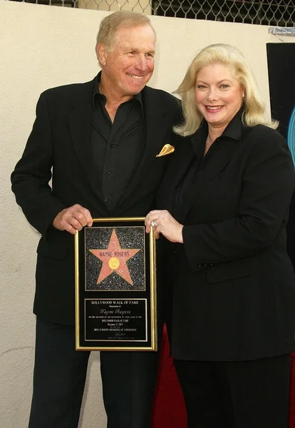 Wayne Rogers y su esposa Amy — Foto de Stock