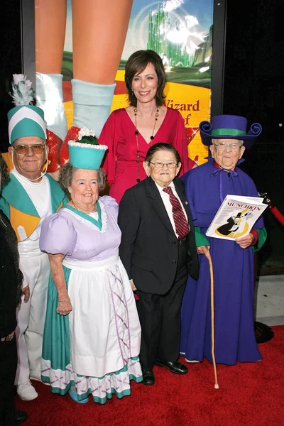 Clarence Swenson y Jane Kaczmarek con Margaret Pellegrini y Meinhardt Raabe — Foto de Stock