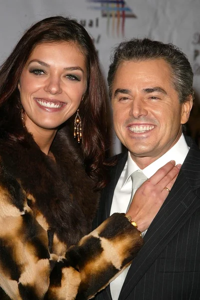 Adrianne Curry e Christopher Knight al decimo Gala annuale del Prisma multiculturale. Hilton Hotel, Universal City, CA 12-15-05 — Foto Stock