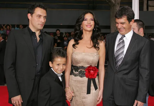 Rufus Sewell e Catherine Zeta-Jones com Antonio Banderas e Adrian Alons — Fotografia de Stock