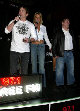 adam carolla gösteri denize indirmek eğlenti