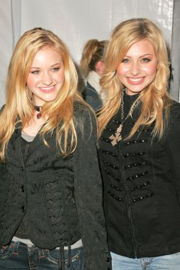 Alyson Michalka, Amanda Michalka