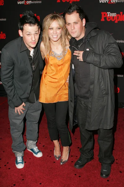 Joel Madden with Hilary Duff at the Teen 's 4th Annual Artists of the Year Party, Element, Hollywood, CA 11-22-05 — Stock Photo, Image