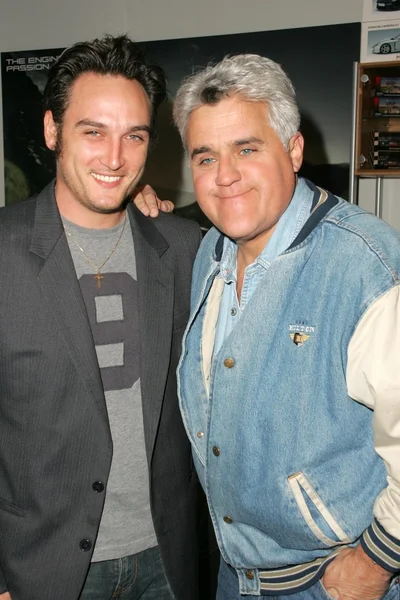 Alex quinn en jay leno op een feestje voor een wilma, katrina en rita orkaan opluchting veiling profiteert de kinderen redden. Automotive legendes, malibu, ca. 11-11-05. — Stockfoto