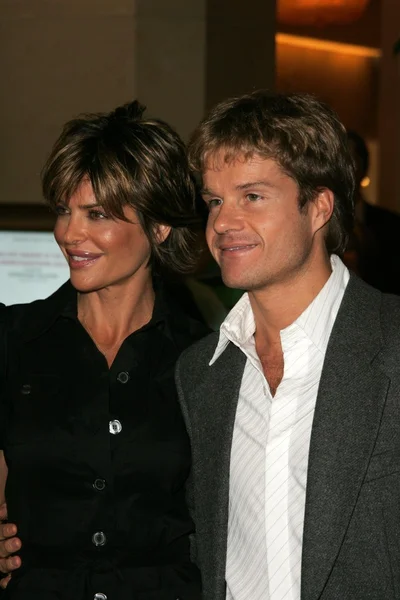 Lisa rinna und louis van amstel — Stockfoto