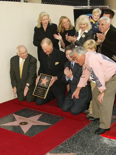 Wayne Rogers e Peter Falk — Fotografia de Stock