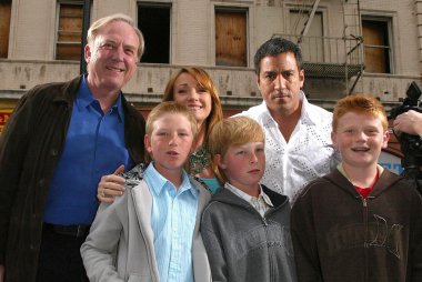 Leo quinones barındıran, kırmızı halı 