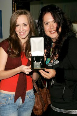 Andrea Bowen, Fileena Bahris