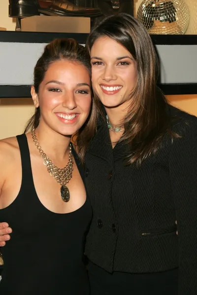 Vanessa Lengies e Missy Peregrym — Fotografia de Stock