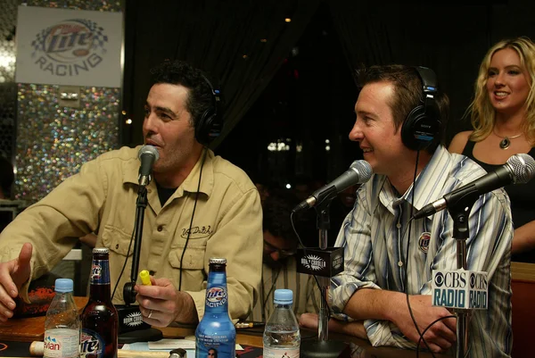 Adam carolla a kurt busch na živé nahrávání adam carolla radio show. Ghost bar, palms hotel, las vegas, nv. 03-09-06 — Stock fotografie