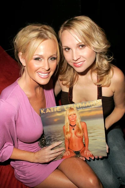 Katie lohmanns Release-Party für den Bademoden-Kalender 2006 — Stockfoto