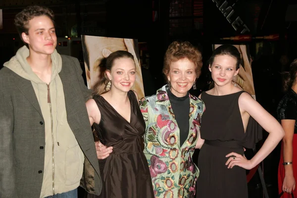 Amanda Seyfried, Grace Zabriskie, Daveigh Chase — Stock Photo, Image