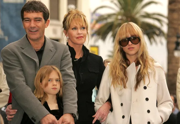 Antonio Banderas, Melanie Griffith, Stella Banderas, Dakota Johnson — Foto Stock