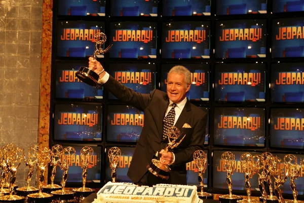Alex Trebek en la ceremonia entrando en Jeopardy en el Guinness World Records por ser el programa de juegos con más premios Emmy. Sony Studios, Culver City, CA. 11-01-05 —  Fotos de Stock