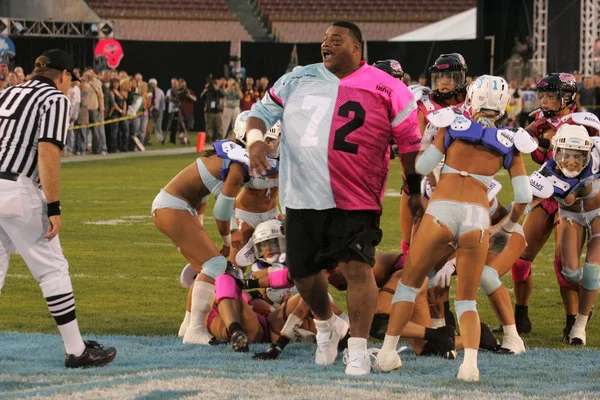 William "the Fridge" Perry and Lingerie Bowl Players — Stock Photo, Image