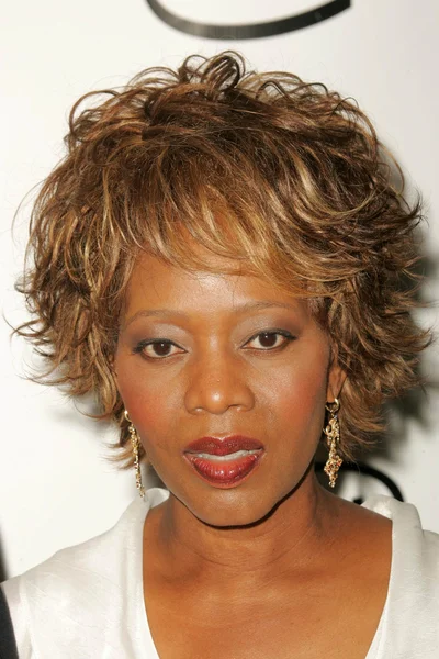 Alfre woodard bei der weltweiten premiere von mgms beauty shop im mann national theater, westwood, ca 24.03.05 — Stockfoto