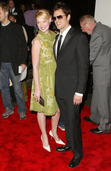 Katherine Heigl and Johnny Knoxville at the premiere of The Ringer. The Directors Guild, Los Angeles, CA. 12-14-05 — Stock Photo, Image