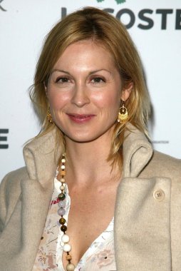 ünlü bir açılışa polos özelleştirilmiş