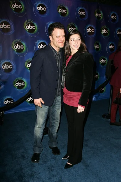 Kevin Weisman and friend at the 2006 ABC TCA Winter Press Tour Party. Art Center College of Design, Pasadena, CA. 01-21-06 — Stock Photo, Image