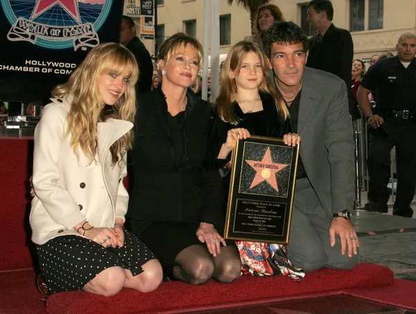 Antonio Banderas, Melanie Griffith, Stella Banderas, Dakota Johnson — Stock Photo, Image