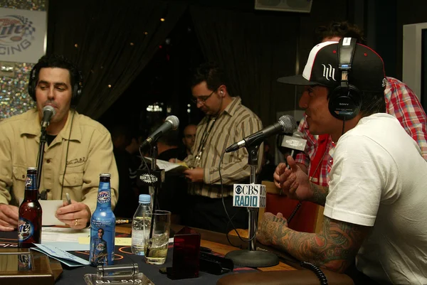 Adam Carolla and Carey Hart at a live taping of the Adam Carolla Radio Show. Ghost Bar, Palms Hotel, Las Vegas, NV. 03-09-06 — Stock Photo, Image