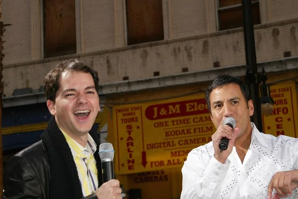 Leo Quinones Hosts the Red Carpet at the "Ice Age 2" Premiere — Stock Photo, Image