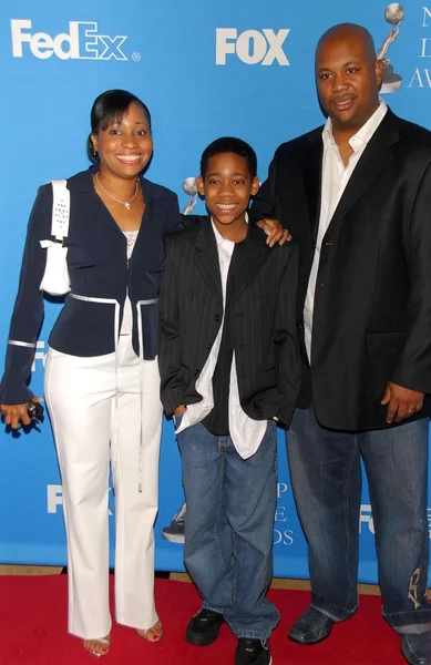 Tyler James Williams and family — Stock Photo, Image