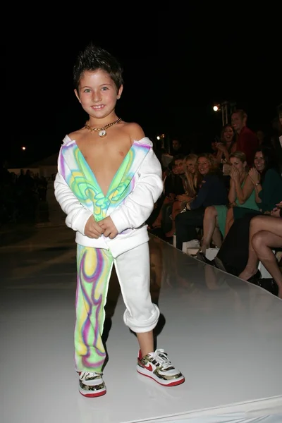 2 Be Free 's Spring 2006 Collection Runway Show — Fotografia de Stock