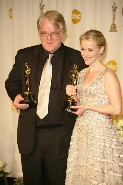 Phillip seymour hoffman und reese welklöffel — Stockfoto