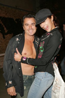 Adrianne curry ve christopher knight antik denim giyim üzerinde çalışıyor. West hollywood, ca. 12-08-05