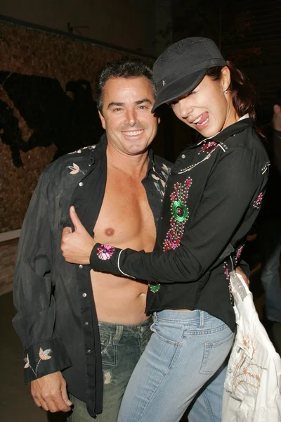 Adrianne Curry dan Christopher Knight mencoba pakaian di Antik Denim. West Hollywood, CA. 12-08-05 — Stok Foto