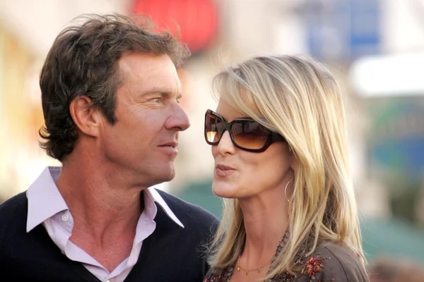 Dennis quaid με τα πόδια της τελετής φήμης — Φωτογραφία Αρχείου