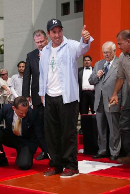 adam sandler sandlers, el ve ayak ceremoney Çin Tiyatrosu, hollywood, ca 05-17-05 Yazdır