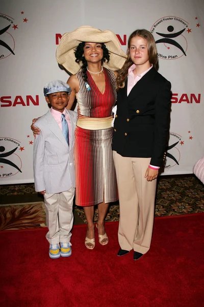 Victoria Rowell and Son Jasper and Daughter Maya — Stock Photo, Image